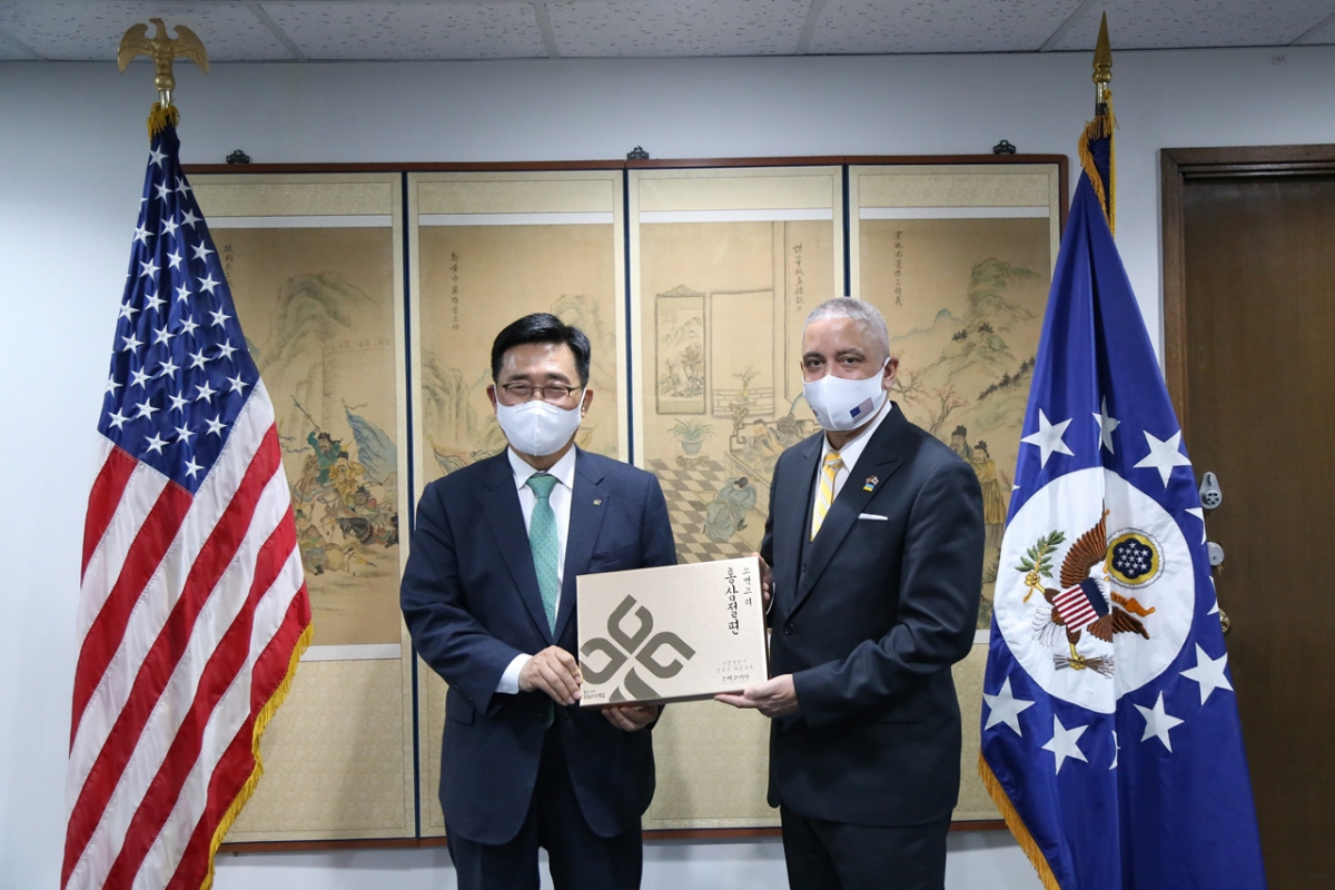 ▲김춘진 한국농수산식품유통공사 사장(왼쪽)과 크리스토퍼 델 코르소 대사대리가 김치 홍보 협력방안을 논의한 뒤 기념촬영을 하고 있다. (사진제공=한국농수산식품유통공사(aT))