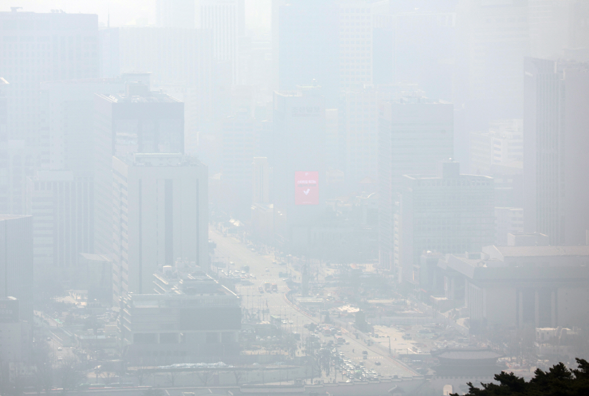 ▲서울의 초미세먼지가 나쁨을 보인 16일 서울 종로구 북악팔각정에서 바라본 광화문 일대가 뿌옇게 보이고 있다. (연합뉴스)