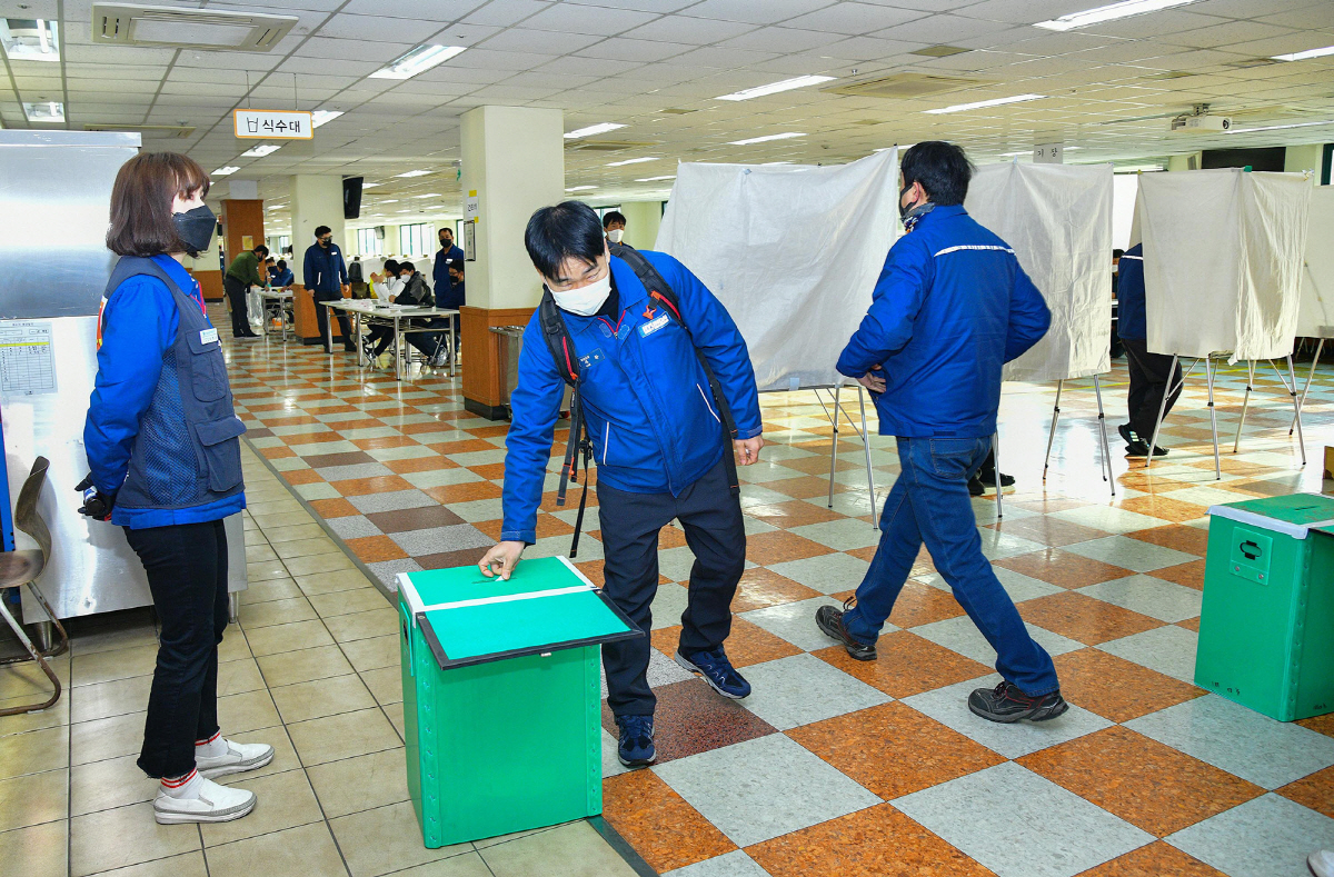 ▲현대중공업 노조원들이 22일 울산 본사 등에서 2021년 임금협상 잠정합의안 찬반투표를 하고 있다. 연합뉴스