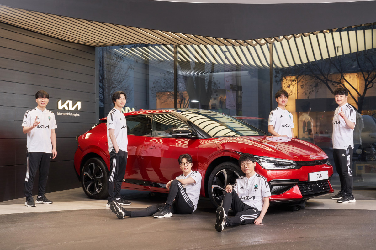 ▲담원 기아 선수들이(왼쪽부터 ‘켈린’ 김형규, ‘덕담’ 서대길, ‘버돌’ 노태윤, ‘쇼메이커’ 허수, ‘호야’ 윤용호, ‘캐니언’ 김건부 선수) 기아의 첫 전용 전기차 EV6를 배경으로 포즈를 취하고 있다. (사진제공=기아)