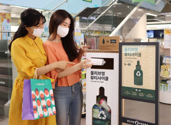 ▲올리브영 명동 플래그십 매장에서 고객이 뷰티사이클 캠페인에 참여하고 있다.(사진제공=CJ올리브영)