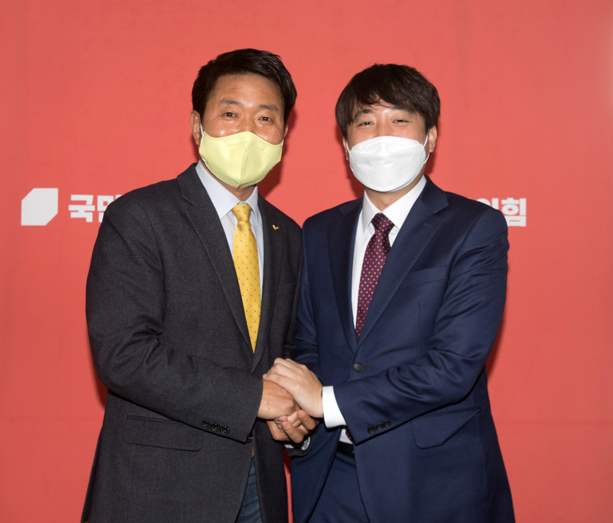 ▲이준석(오른쪽) 국민의힘 대표와 여영국 정의당 대표가 23일 서울 여의도 국회에서 접견하고 있다. (공동취재사진) 