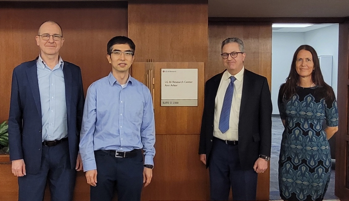 ▲사진 왼쪽부터 에릭 미켈센 미시간대 공과대학 부학장, 이홍락 CSAI, 마이클 웰만 컴퓨터 사이언스 학과장, 라다 미할시아 AI그룹장이 개소식에서 기념촬영을 하고 있다.  (제공=LG)