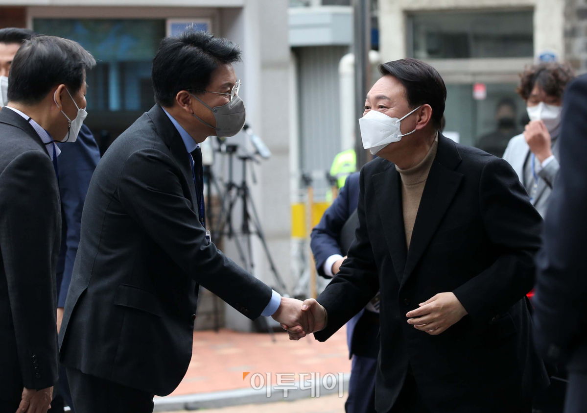 ▲윤석열 대통령 당선인이 14일 오전 서울 종로구 통의동 금융감독원 연수원에 마련된 당선인 집무실로 출근하며 장제원 비서실장과 악수하고 있다. (국회사진취재단)