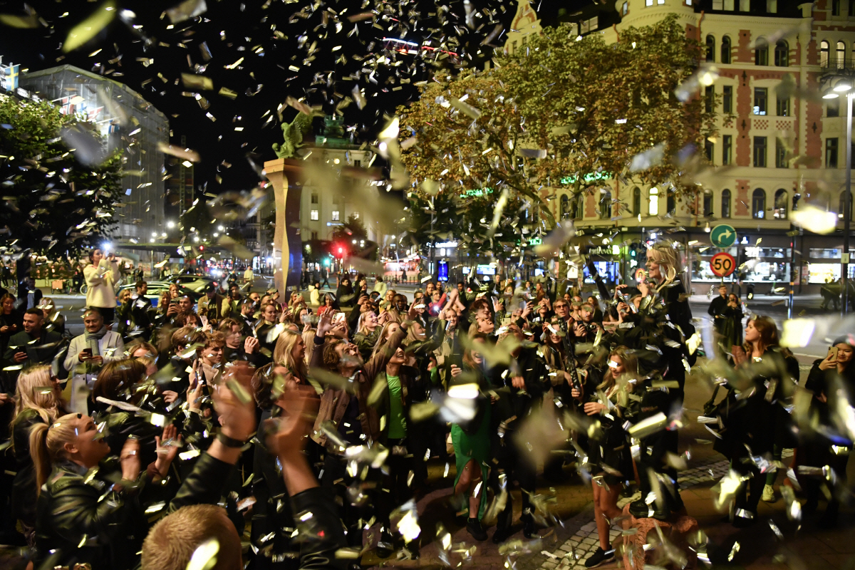 ▲2021년 9월 29일 코로나19 관련 제한이 풀리자 스웨덴 스톡홀름 시민들이 환호하고 있다. (AP/뉴시스)
(AP/뉴시스)