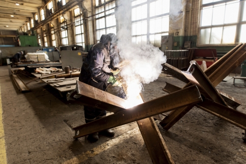 ▲우크라이나 드니프로 제철소에서 근로자가 작업을 하고 있다. 드니프로/AP연합뉴스
