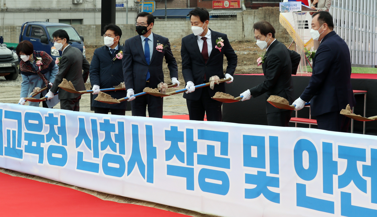 ▲조희연 서울시 교육감과 오세훈 서울시장이 23일 오후 서울 용산구 후암동 서울시교육청 신청사 부지에서 열린 신청사 착공 및 안전서약식에 참석해 시삽을 하고 있다. 김인호(오른쪽 부터) 서울시의회 의장, 조희연 서울시교육감, 오세훈 서울시장, 성장현 용산구청장.