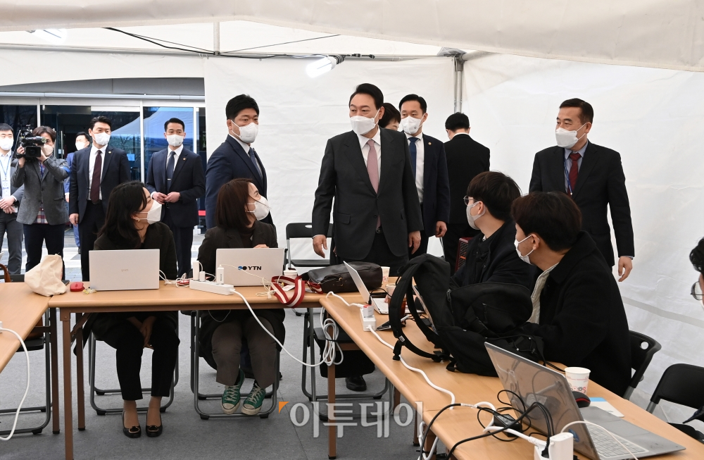 ▲윤석열 대통령 당선인이 23일 오전 서울 종로구 통의동 인수위원회 사무실 앞에 설치된 프레스다방을 찾아 기자들과 인사를 하고 있다. (신태현 기자 holjjak@)