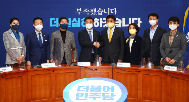 ▲23일 국회 더불어민주당 당대표실에서 윤호중 비상대책위원장과 정의당 여영국 대표가 만나 악수하고 있다. 왼쪽부터 더불어민주당 신현영 대변인, 박성준 비대위 비서실장, 김영배 의원, 윤호중 비대위원장, 정의당 여영국 대표, 이은주 의원, 장태수 비서실장, 오승재 대변인.  (연합뉴스)