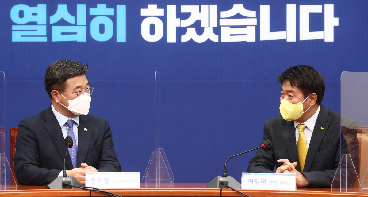 ▲윤호중 더불어민주당 비상대책위원장과 여영국 정의당 대표가 23일 서울 여의도 국회에서 접견하고 있다. (공동취재사진)