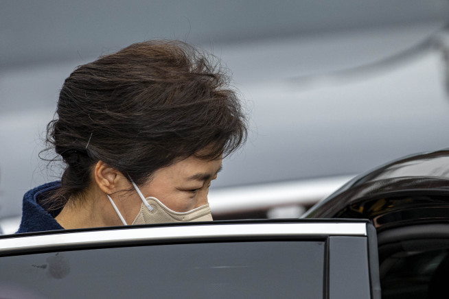 ▲박근혜 전 대통령이 24일 오전 서울 일원동 삼성서울병원에서 퇴원하고 있다.  (연합뉴스)