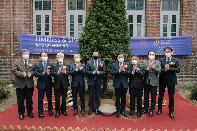 ▲HDC현대산업개발과 용산구청 관계자들이 23일 용산역사박물관 개관식에 참석한 뒤 기념사진을 찍고있다.  (자료제공=HDC현대산업개발)