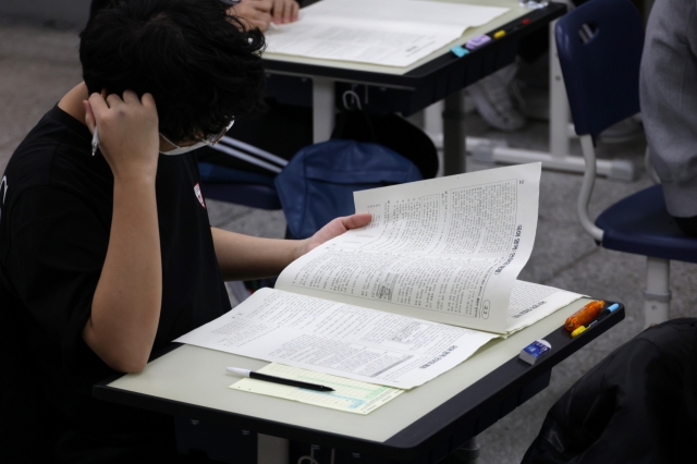 ▲2022학년도 3월 전국연합학력평가가 전국 고등학교 1~3학년 학생 95만명을 대상으로 시행된 24일 오전 서울 송파구 잠신고등학교 3학년 학생이 시험지를 보고 있다. 이번 학력평가는 코로나사태이후 3년만에 처음으로 전국에서 같은날 동시에 치러진다 (뉴시스)