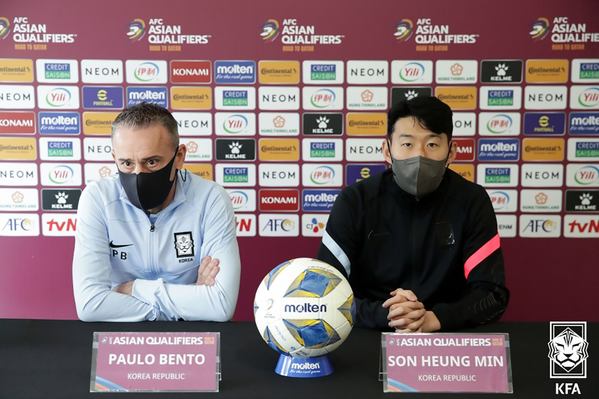 ▲이란과의 홈 예선전을 하루 앞둔 파울루 벤투 축구 국가대표팀 감독(왼쪽)과 손흥민이 23일 파주NFC(축구대표팀 트레이닝센터)에서 공식 기자회견을 하고 있다. (연합뉴스)
