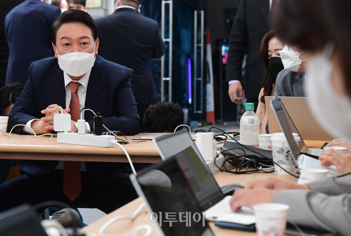 ▲윤석열 대통령 당선인이 24일 오전 서울 종로구 통의동 인수위 천막 기자실 '프레스다방'을 방문해 기자들의 질문에 답하고 있다. (국회사진취재단)