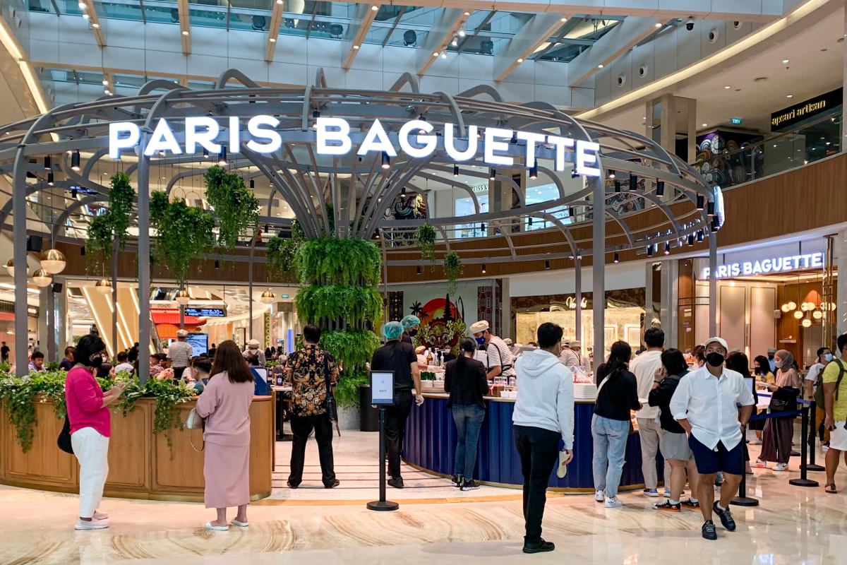 ▲인도네시아 자카르타의 프리미엄 쇼핑몰 폰독인다몰몰에 문을 연 파리파리바게뜨 폰독인다몰점에 현지 소비자들이 방문해 빵을 고르고 있다.
(사진제공=SPC그룹)