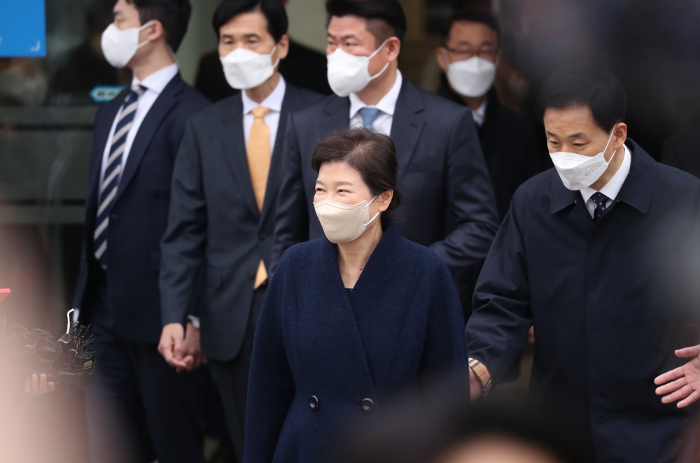 ▲지난 연말 특별사면 이후 입원 치료를 받아온 박근혜 전 대통령이 24일 오전 서울 강남구 삼성서울병원에서 퇴원하고 있다. 조현호 기자 hyunho@ (이투데이DB)
