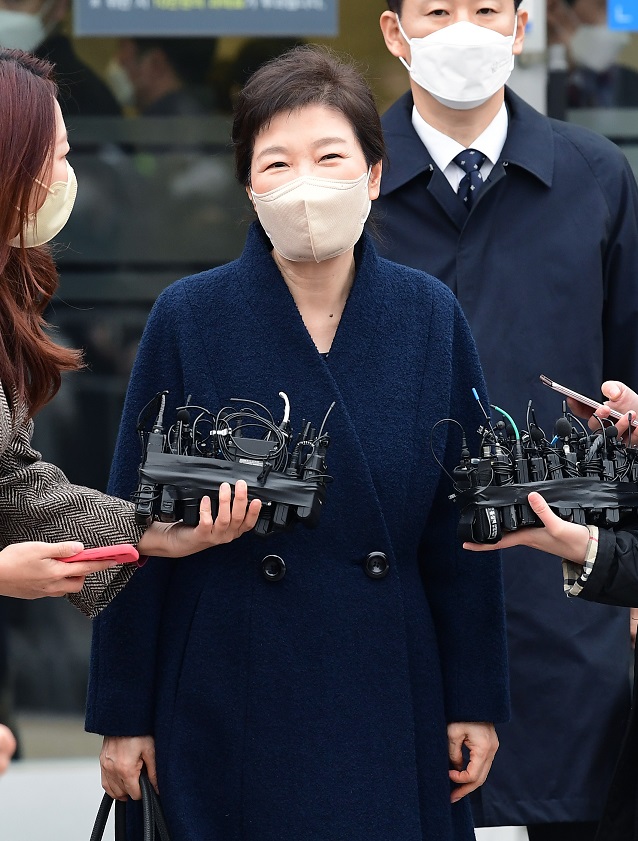 ▲<YONHAP PHOTO-4159> 보도진 질문에 답하는 박 전 대통령    (서울=연합뉴스) 류영석 기자 = 박근혜 전 대통령이 24일 오전 서울 일원동 삼성서울병원에서 퇴원하면서 보도진 질문에 답변하고 있다. 2022.3.24 [공동취재]    ondol@yna.co.kr/2022-03-24 09:49:06/<저작권자 ⓒ 1980-2022 ㈜연합뉴스. 무단 전재 재배포 금지.>