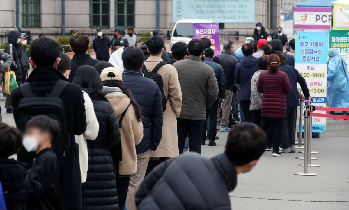 ▲24일 오전 서울 중구 서울역에 마련된 임시선별검사소에서 시민들이 검사를 받기 위해 줄을 서고 있다. (뉴시스)
