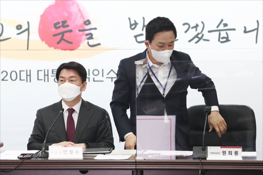 ▲원희룡 인수위 기획위원장(오른쪽)이 21일 오전 서울 종로구 통의동 인수위 사무실에서 열린 제20대 대통령직 인수위원회 제2차 전체회의에 참석하고 있다. 왼쪽은 안철수 인수위원장. 국회사진취재단  (이투데이DB)