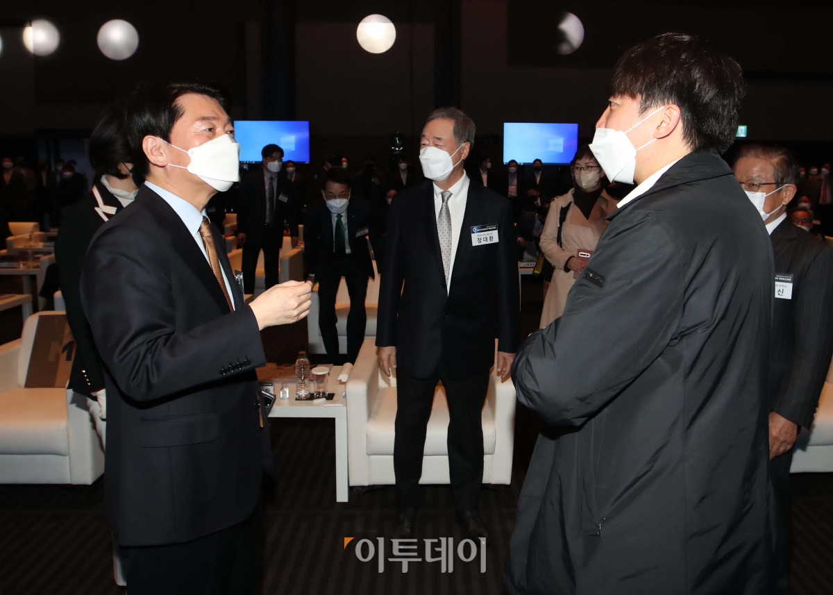 ▲안철수(왼쪽) 대통령직인수위원회 위원장과 이준석 국민의힘 대표가 23일 서울 중구 신라호텔에서 열린 비전코리아 제31차 국민보고대회에서 대화를 나누고 있다. (국회사진취재단)