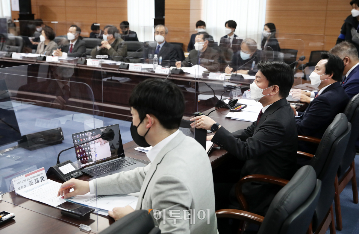 ▲안철수 20대 대통령직인수위 위원장이 24일 오후 서울 종로구 통의동 인수위원회 대회의실에서 열린 제2차 코로나 비상 대응특별위원회에서 발언하고 있다. (국회사진취재단)