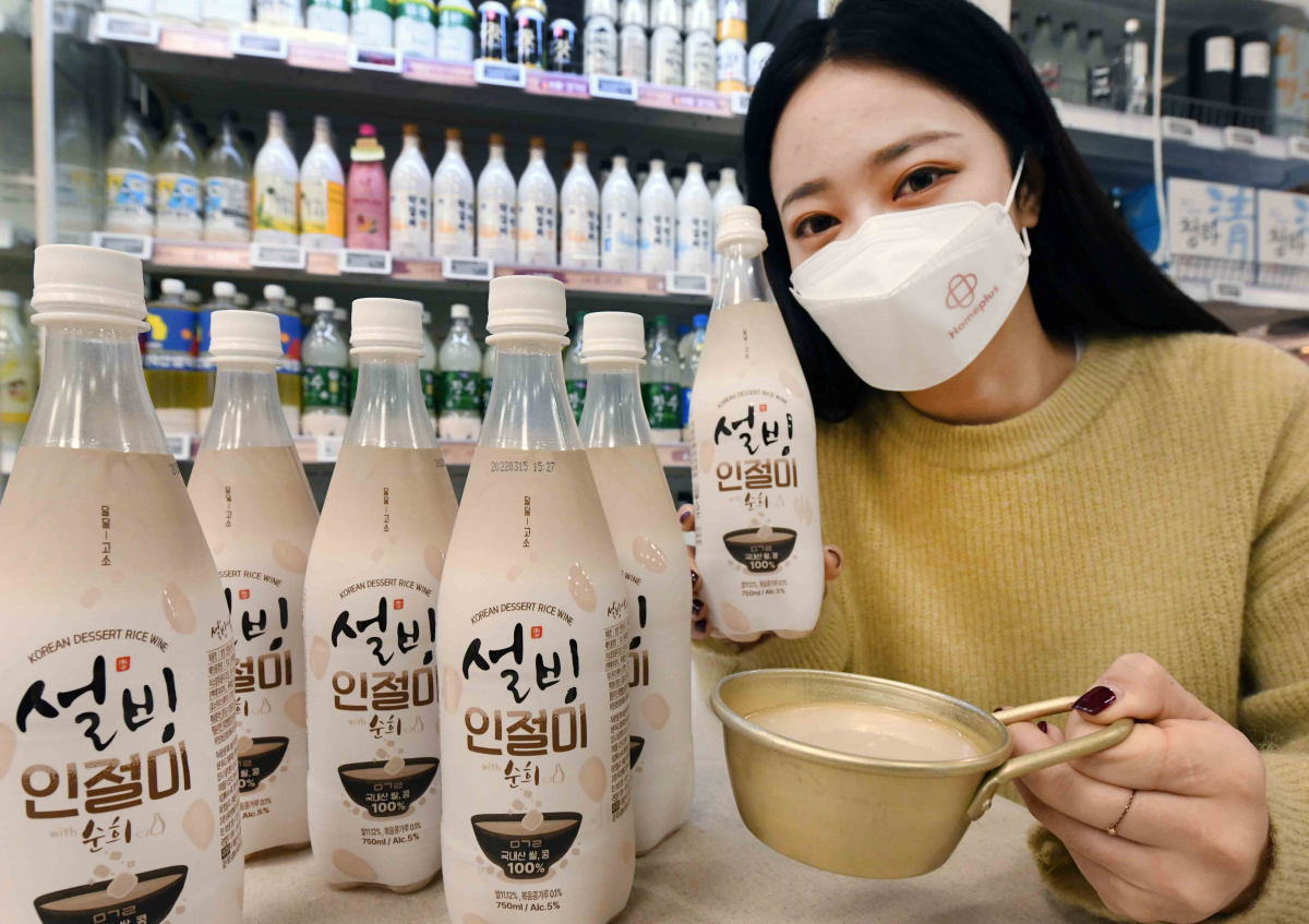 ▲25일 서울 강서구 등촌동 홈플러스 강서점에서 ‘설빙 인절미순희’ 막걸리를 선보이고 있다. (홈플러스)