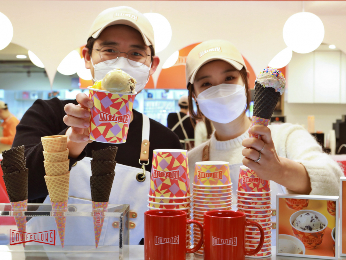 ▲25일 서울 송파구에 위치한 롯데백화점 잠실점 지하 1층에 새로 오픈한 '오드펠로우즈' 매장에서 직원들이 상품을 소개하고 있다. (사진제공=롯데백화점)