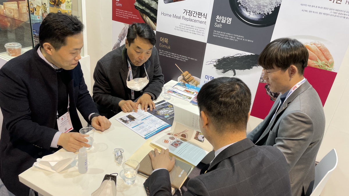 ▲수협중앙회 무역지원센터 직원들이 참가기업 담당자와 수산식품 해외 수출 상담을 진행하고 있다. (사진제공=수협중앙회)