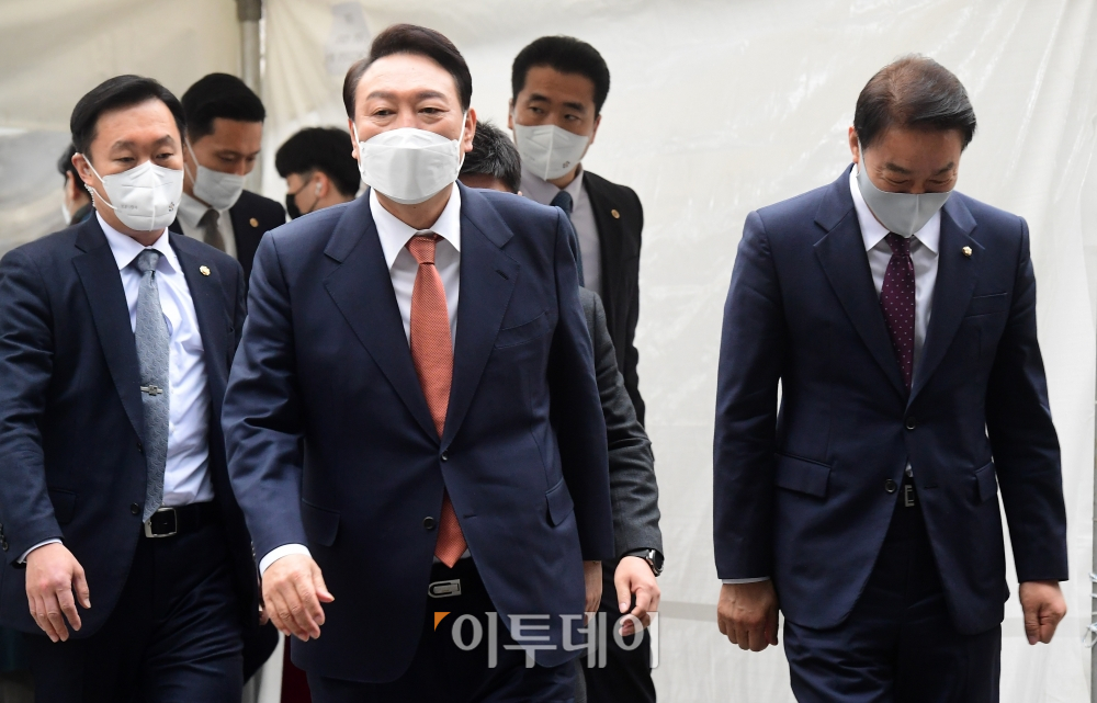 ▲윤석열 대통령 당선인이 24일 서울 종로구 통의동 인수위 천막 기자실 방문을 마치고 집무실로 이동하고 있다. (신태현 기자 holjjak@)