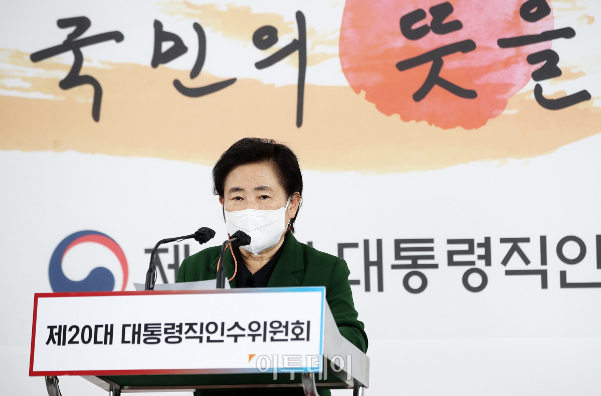 ▲신용현 대통령직 인수위원회 대변인이 25일 오후 서울 종로구 삼청동 인수위 기자회견장에서 브리핑을 하고 있다. (국회사진취재단)