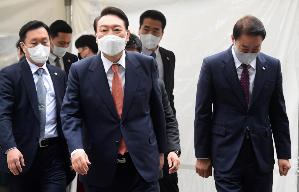 ▲윤석열 대통령 당선인이 24일 서울 종로구 통의동 인수위 천막 기자실 방문을 마치고 집무실로 이동하고 있다. (이투데이DB)