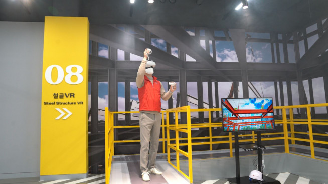 ▲롯데인재개발원 오산캠퍼스 안전체험관에서 롯데건설 직원이 철골 VR 체험을 진행 중이다(사진제공=롯데지주)