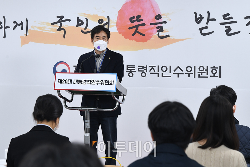 ▲이용호 대통령직인수위원회 정무사법행정분과 간사가 27일 서울 종로구 삼청동 대통령직인수위원회 기자회견장에서 브리핑을 하고 있다. (인수위사진기자단)
