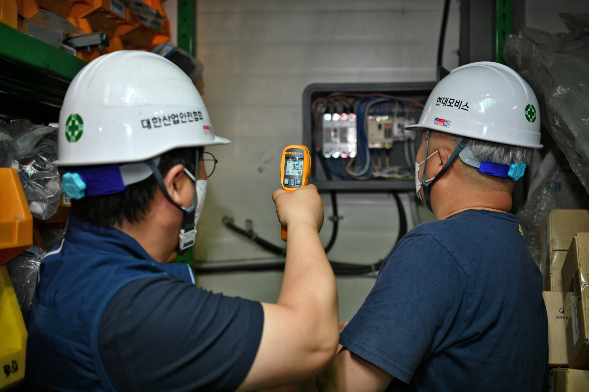 ▲현대모비스와 대한산업안전협회 안전전문가가 경기 고양시에 있는 대리점의 시설물을 점검하고 있다.
(사진제공=현대모비스)