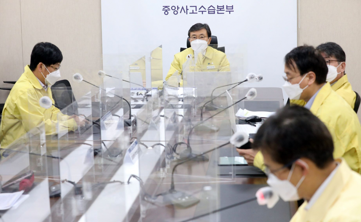 ▲ 권덕철 중앙재난안전대책본부 1차장(보건복지부 장관)이 28일 오전 정부세종청사에서 열린 코로나19 대응 중대본 회의에서 모두발언을 하고 있다. (뉴시스)