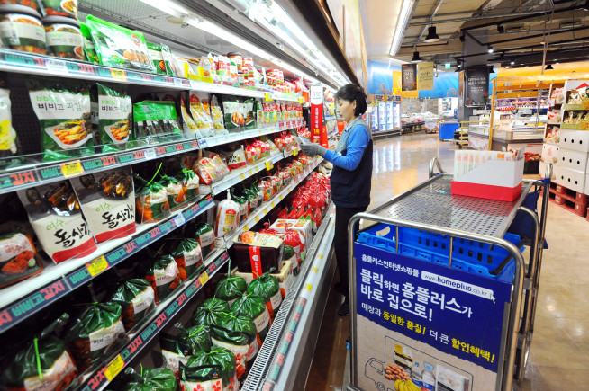 ▲홈플러스 전문 피커가 상품을 선정하고 있다(사진제공=홈플러스)