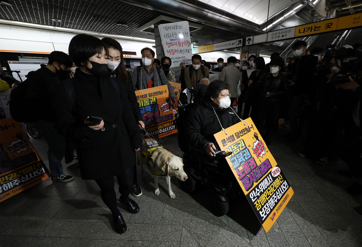▲김예지 국민의힘 의원이 28일 오전 서울 경복궁역 3호선 승강장에서 전국장애인차별철폐연대(전장연)의 장애인 이동권 보장·장애인 권리예산 반영을 요구하기 위해 열린 출근 시간대 지하철 시위에 참여하고 있다. (연합뉴스)