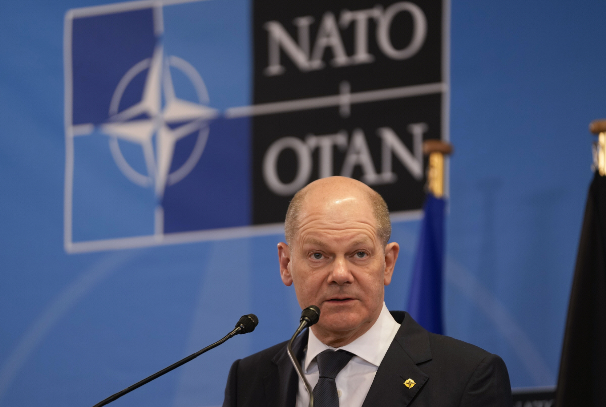 ▲올라프 숄츠 독일 총리가 24일 벨기에 브뤼셀에서 연설하고 있다. 브뤼셀/AP뉴시스
