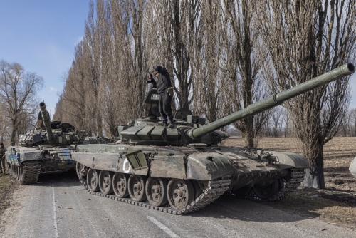 ▲우크라이나군이 빼앗은 러시아군 탱크에 올라 서 있다. 키이우/로이터연합뉴스
