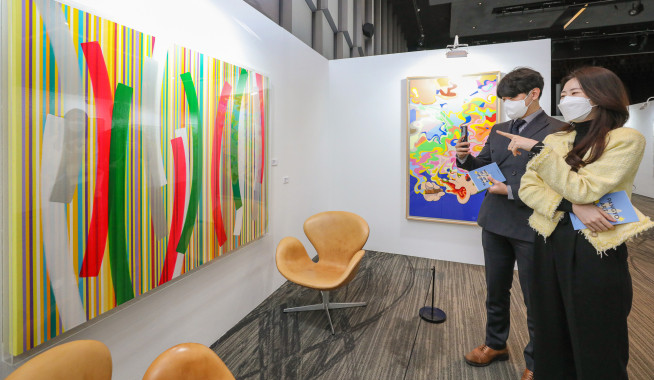 ▲현대백화점 판교점 10층 토파즈홀에서 고객들이 예술 작품을 감상하고 있다(사진제공=현대백화점)