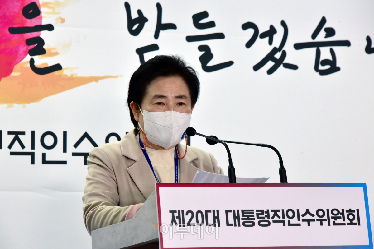 ▲신용현 제20대 대통령직인수위원회 대변인이 28일 오후 서울 통의동 인수위 기자회견장에서 부처 업무보고 일정 등 향후 계획에 대해 발표하고 있다. (인수위사진기자단)