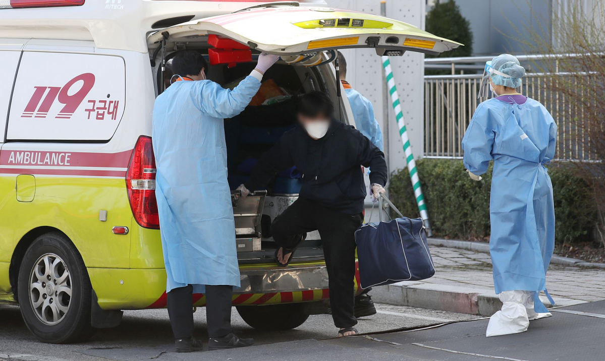 ▲코로나19 위중증 환자 수가 57명 늘어난 1273명으로, 역대 가장 많은 수를 기록한 28일 오전 서울 중랑구 서울의료원 응급의료센터에서 환자가 이송되고 있다. (뉴시스)