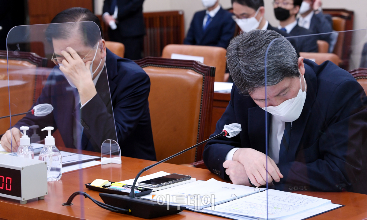 ▲외통위 참석한 정의용-이인영 장관
 (신태현 기자 holjjak@)