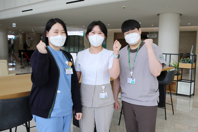 ▲건양대병원 의료진이 출근하는 버스에서 의식을 잃고 쓰러진 승객을 심폐소생술로 구했다.(사진 왼쪽부터 이한별 임상병리사, 길은지 임상병리사, 이원혁 간호사. 사진제공=건양대병원)