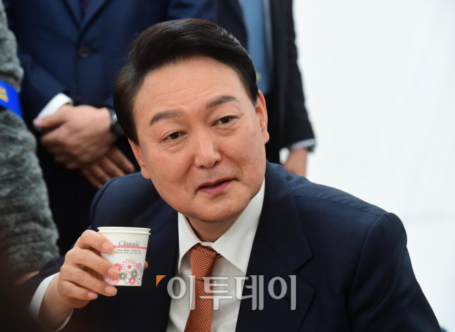 ▲윤석열 대통령 당선인이 24일 서울 종로구 통의동 인수위 천막 기자실을 방문해 기자들의 질문에 답하고 있다. (이투데이DB)