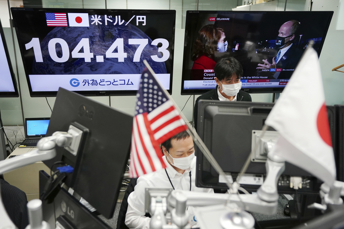 ▲일본 도쿄 딜링룸에서 외환 딜러들이 환율 시세를 보고 있다. 도쿄/AP뉴시스