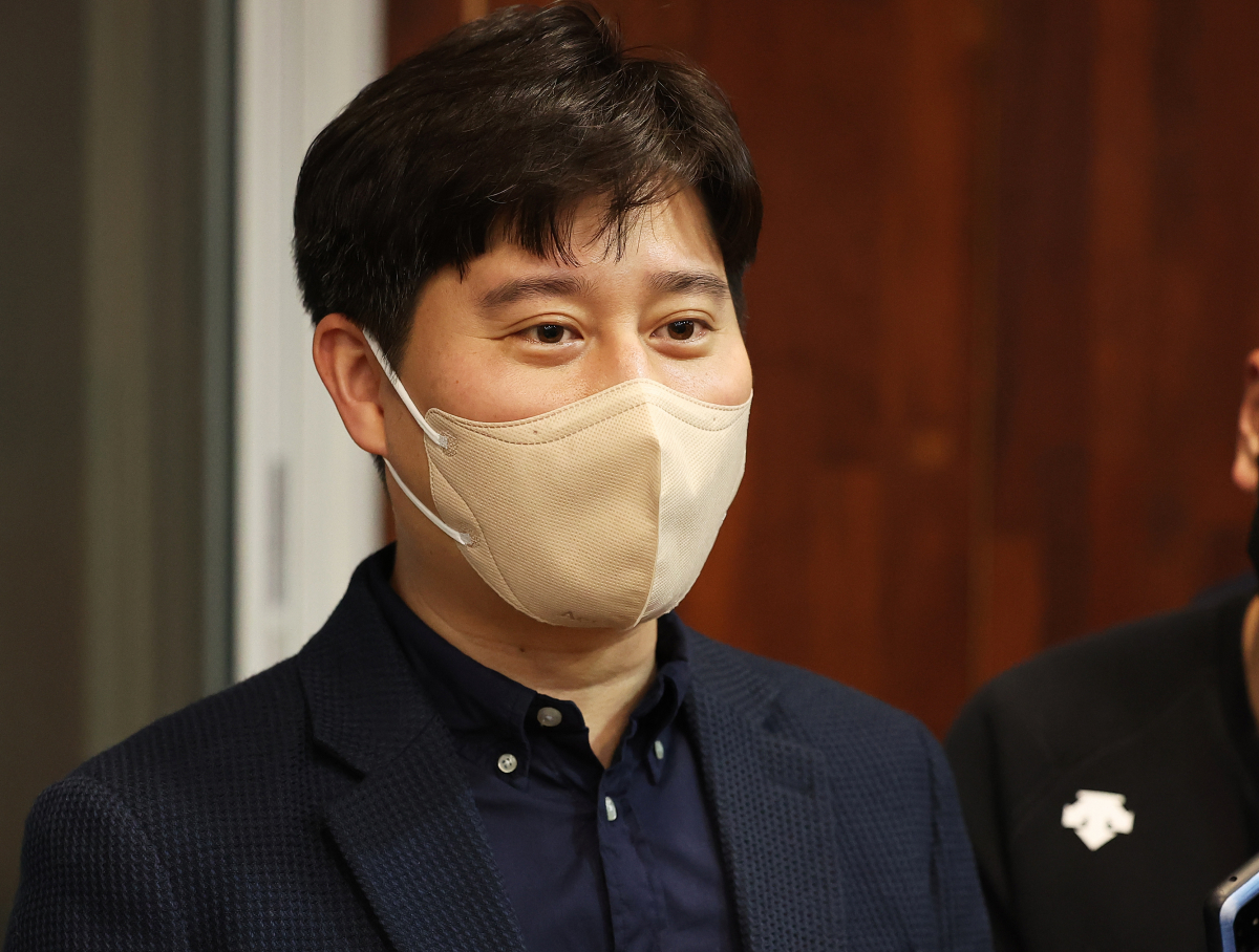 ▲신원근 카카오페이 대표 내정자가 28일 오전 경기도 성남시 투썬월드빌딩에서 열린 카카오페이 정기 주주총회를 마치고 나와 취재진 질문에 답하고 있다.  (연합뉴스)