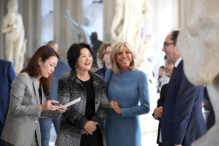 ▲김정숙 여사(왼쪽 두번째)가 2018년 프랑스 국빈방문 때 입었던 칼 라거펠트의 ‘샤넬 한글재킷’. (연합뉴스)