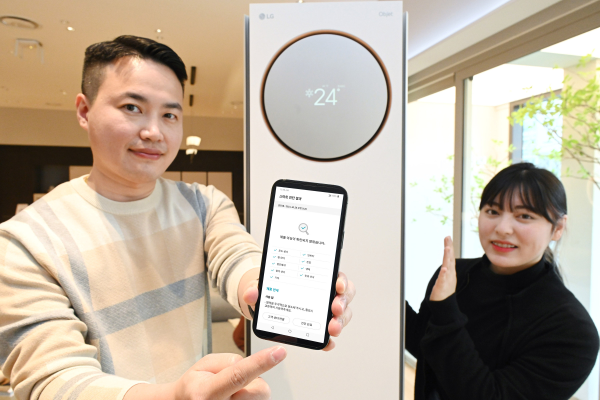 ▲LG 씽큐 앱에서 에어컨의 33가지 항목을 자동 점검할 수 있는 '스마트진단' 서비스를 소개하는 모습 (사진제공=LG전자)